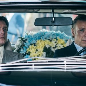 Pelle Heikkilä som Tapani Brotherus och Mikael Persbrandt som Harald Edelstam på väg till Pablo Nerudas begravning.