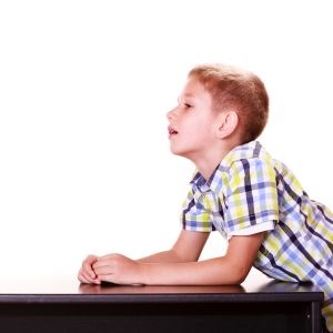 mamma och son diskuterar vid bord
