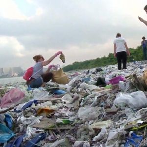 Saksalainen dokumentti kysyy, miksi muovin aiheuttamaa ongelmaa ei ole saatu ratkaistua?