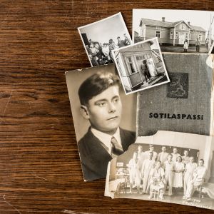 Vanhoja valokuvia mm sotilaspassista ja päähenkilöstä