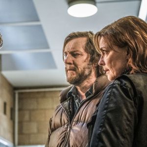 Ruotsalaisjännärin Ennen kuolemaa pääosissa nähdään  Marie Richardson, Adam Pålsson ja Magnus Krepper.