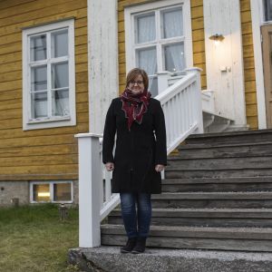 Mikaela Smedinga är verksamhetsledare vid Juthbacka kulturcentrum kvinna på trappa till gult hus