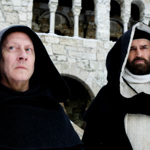Ruusun nimi -draamasarjan päärooleissa näyttelevät Michael Emerson ja Rupert Everett.