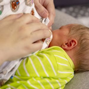 6 päivän ikäinen tyttö imee rintaa imetystyynyn päällä.