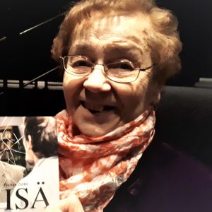 vanha nainen on teatterin katsomossa