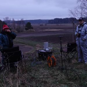 Minna Pyykkö ja Jan Södersved seisovat tarkkailuasemissa pilkkihaalareissa..