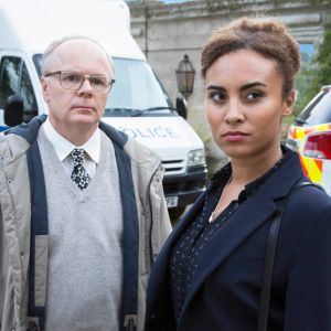 Uuden brittidekkarin päärooleissa näyttelevät Jason Watkins ja Tala Gouveia. 