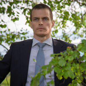 Johannes Holopaisen esittämä rikostutkija seisoo ulkona koivujen keskellä, taustalla Maria Sidin esittämä rikostutkija.