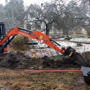 Bredband till landsbygden. Här grävs det för fiberkabel.