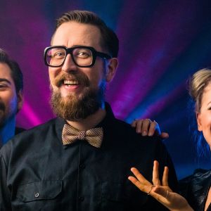 Gogi Mavromichalis, Matti Airaksinen ja Emma Karasjoki esiintyvät Vuosi vaihtuu 2020 -lähetyksessä.