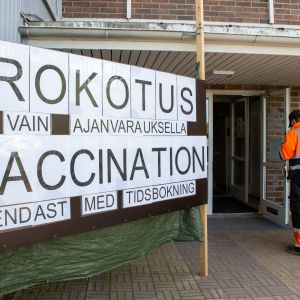 Lohjalla Sporttikeskus Tennarin sisäänkäynti rokotuskylteillä.