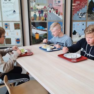 Nicholas Voutilainen, Alexander Blomberg och Alvin Penttilä äter skollunch i Strömborgska skolan