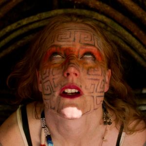 Syvään päätyyn -dokumenttisarjan päähenkilö Anu Hämäläinen Amazonin sademetsässä
