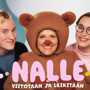 Jarl, Nalle ja Olga hymyilevät Nalle - viitotaan ja leikitään logon takaa katsojalle.