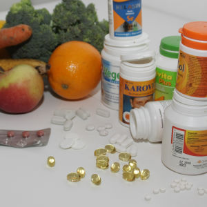 Frukter, grönsaker och vitaminburkar.