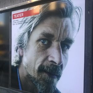 Karl-Ove Knausgård på affischen utanför Stockholms stadsteater. reklamaffisch vid stockholms stadsteater