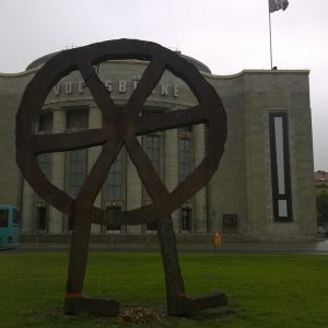 "Das Räuber-Rad", som blivit teaterns emblem. Också det är omstritt idag. Teaterns metallsymbol.