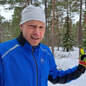 Före detta elitfotbollsspelaren Christoffer Kloo står i skidspåret och ler mot kameran