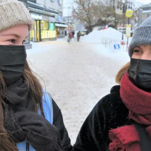 Matilda Hoviniemi ja Funda Demiri kampanjoivat aluevaalien alla Vantaan Tikkuraitilla.
