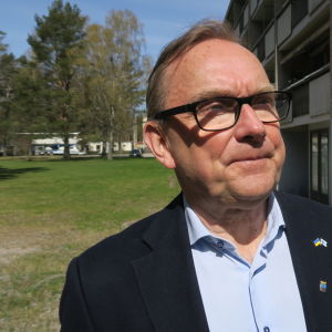 Hangon kaupunginjohtaja Denis Strandell Lappohjan kerrostaloyhtiön pihalla.