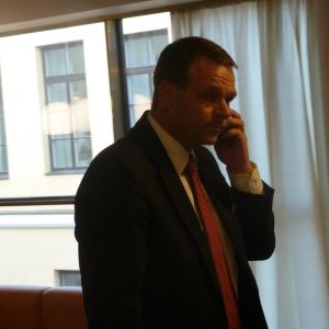 Borgmästare Jan Vapaavuori (Saml) undertecknade det senaste vänstadsavtalet. Han vill inte kommentera kritiken på grund av brådska. Jan Vapaavuori