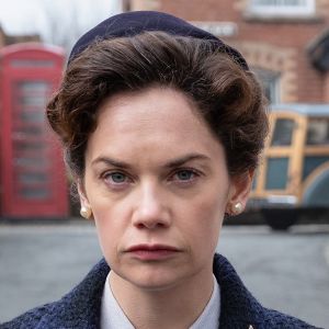 Tositarinaan pohjautuva minisarja kertoo tarinan, jossa totuus muuttuu hetkessä valheeksi ja valheet todellisuudeksi,