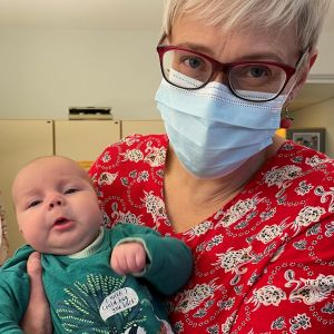 Terveydenhoitaja Leena Saari kolmikuisen poikavauvan kanssa työpaikallaan Aurlahden neuvolassa Lohjalla. 