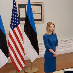 USAs försvarsminister Lloyd Austin skriver i gästboken på Stenbockska huset i Tallinn, där den estniska regeringen jobbar. Estlands premiärminister Kaja Kallas tittar på.