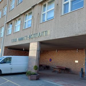 Turun  ammatti-instituutin nimikyltti rakennuksen seinässä.