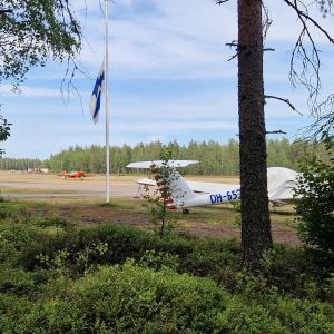 Lippu oli puolitangossa lento-onnettomuuden tapahtumapaikalta Kouvolan Selänpään lentokentällä. 
