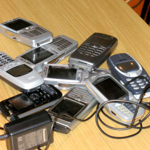 Skicka in din gamla telefon för återvinning - förutom att det är en miljövänlig gärning kan du dessutom tjäna en slant på det. Bild: YLE/Smältpuntk/Mona Sandell