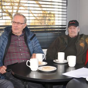 Johan Stoor, Lars Hemming, Alvar Rönnback snackar bland annat om jakt och gamla minnen. tre män på café