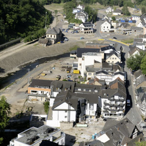 Staden Altenahr ett år efter översvämningarna, uppe till vänster tågstationen, vars förstörda spår har tagits bort,