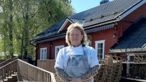 Magnus Ekström säger att fiskhanteringsbranschen är utmanande. Man på terrass framför röd träbyggnad.
