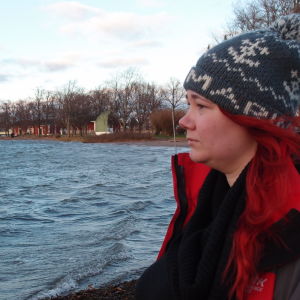 Sarah Söderholm seisoo meren rannalla.