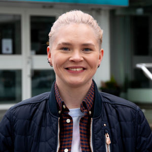 Nadde Baarman gillar själv populärkultur och internetfenomen. Nadine Baarman poserar utanför Yles studiohus..