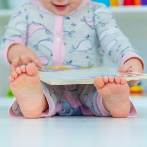 baby tittar på en bok