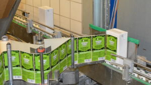 Äppelpurén görs för tillfället av utländska äpplen men planen är att i fortsättningen använda mera inhemska råvaror. Förpackningar får sina etiketter.