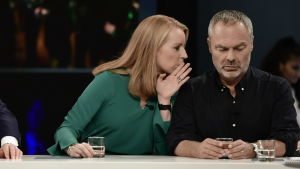 Centerpartiets Annie Lööf och Liberalernas Jan Björklund avgör vem som blir Sveriges nästa statsminister. Annie Lööf (C) viskar något till Jan Björklund (L).