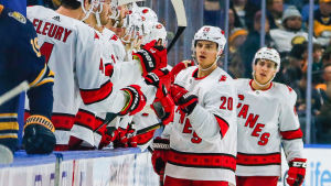 Sebastian Aho trivs med att spela med Teräväinen. Sebastian Aho och Teuvo Teräväinen åker via bänken och gratuleras av sina lagkamrater.