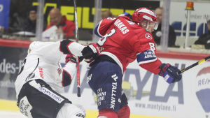 Ville Varakas stängdes av sex matcher i september efter att ha tacklat JYP:s Anton Stråka i huvudet. Anton Stråka flyger bakåt efter att ha tacklats av Ville Varakas.