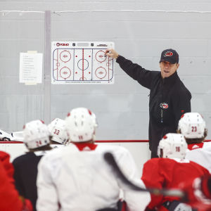 Tränaren Rod Brind'Amour förklarar hur han vill att laget ska spela. Tränaren Rod Brind'Amour förklarar hur han vill att laget ska spela.