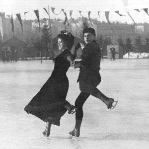 Walter och Ludowika på isen vid Norra Kajen 1910. Walter och Ludovika Jakobsson skrinner vid Norra Kajen i Helsingfors 1910.