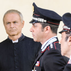 Isä Matteo (Terence Hill), kapteeni Tommasi (Simone Montedoro) ja ylivääpeli Cecchini (Nino Frassica) sarjassa Isä Matteon tutkimuksia