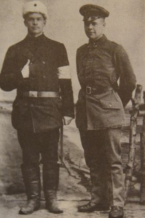 Birger Lemberg (t.h.) tillsammans med sin bror Runar efter att han stigit i land i Vasa i slutet av februari 1918 Birger Lemberg (t.h.) tillsammans med sin bror Runar i Vasa i lutet av februari 1918