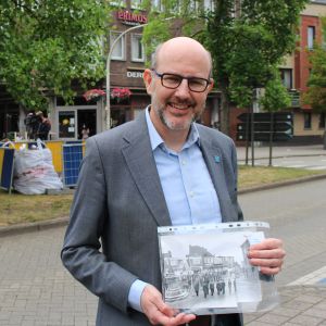 Distriktsborgmästaren Koen Palinckx tror inte att Leopold kommer att återvända till Ekeren. Borgmästaren Koen Palinckx visar platsen där Leopoldstatyn stod förut. I handen har han en svartvit bild över statyn.
