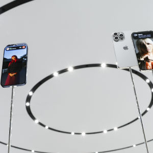 Apples nya mobiltelefoner visar under en produktlansering vid Apples huvudkontor i Cupertino i Kalifornien den 12 september 2023.
