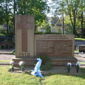 Minnesmärke i form av en gravsten på en begravningsplats.