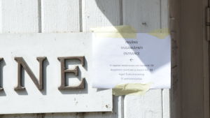 Ingången är flyttad några meter närmare Basatorget. en papperslapp fasttejpad vid ingången till Motel Marine. Det står att ingången är flyttad och att baren öppnar klockan 9, men att det inte serveras någon frukost.