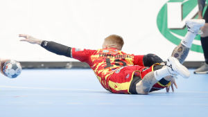 Cocks-ikonen Teemu Tamminen jagar ytterligare ett FM-guld. Teemu Tamminen från Cocks sträcker sig efter bollen.